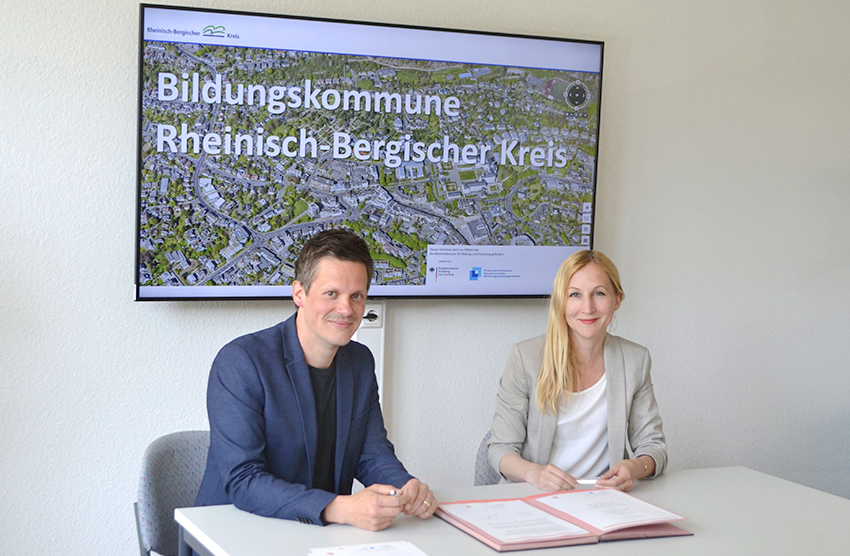 Sophia Tiemann und Dr. Mario Roland unterzeichnen die neue Zielvereinbarung.